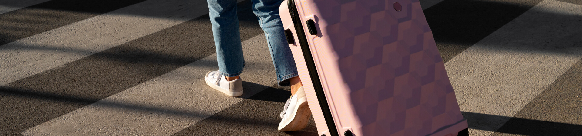 Vrouw met ruimbagage koffer – BagageKiezer.nl Vrouw met ruimbagage koffer - BagageKiezer.nl
