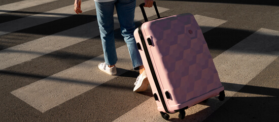 Vrouw met ruimbagage koffer - BagageKiezer.nl