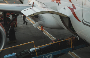 Bagage inladen vliegtuig - BagageKiezer.nl