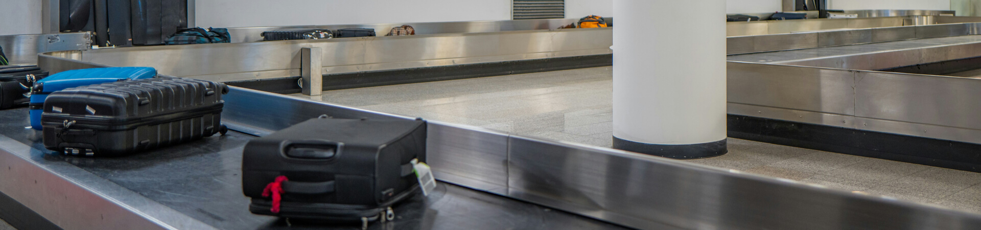 Koffers op bagageband vliegveld - BagageKiezer.nl